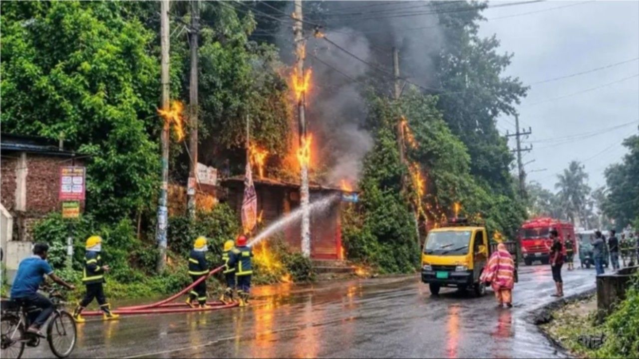 চট্টগ্রামে বৈদ্যুতিক খুঁটিতে আগুন