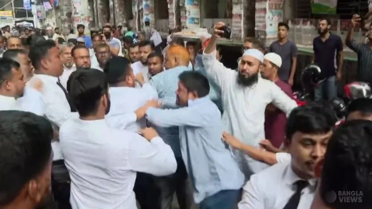 সিএমএম আদালতে জামায়াত-বিএনপিপন্থি আইনজীবীদের হাতাহাতি