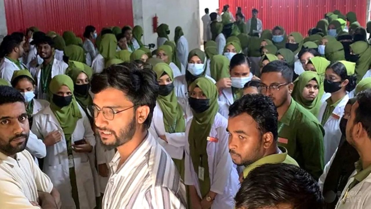শিক্ষার্থীদের আন্দোলনের মুখে কলেজের অধ্যক্ষের পদত্যাগ