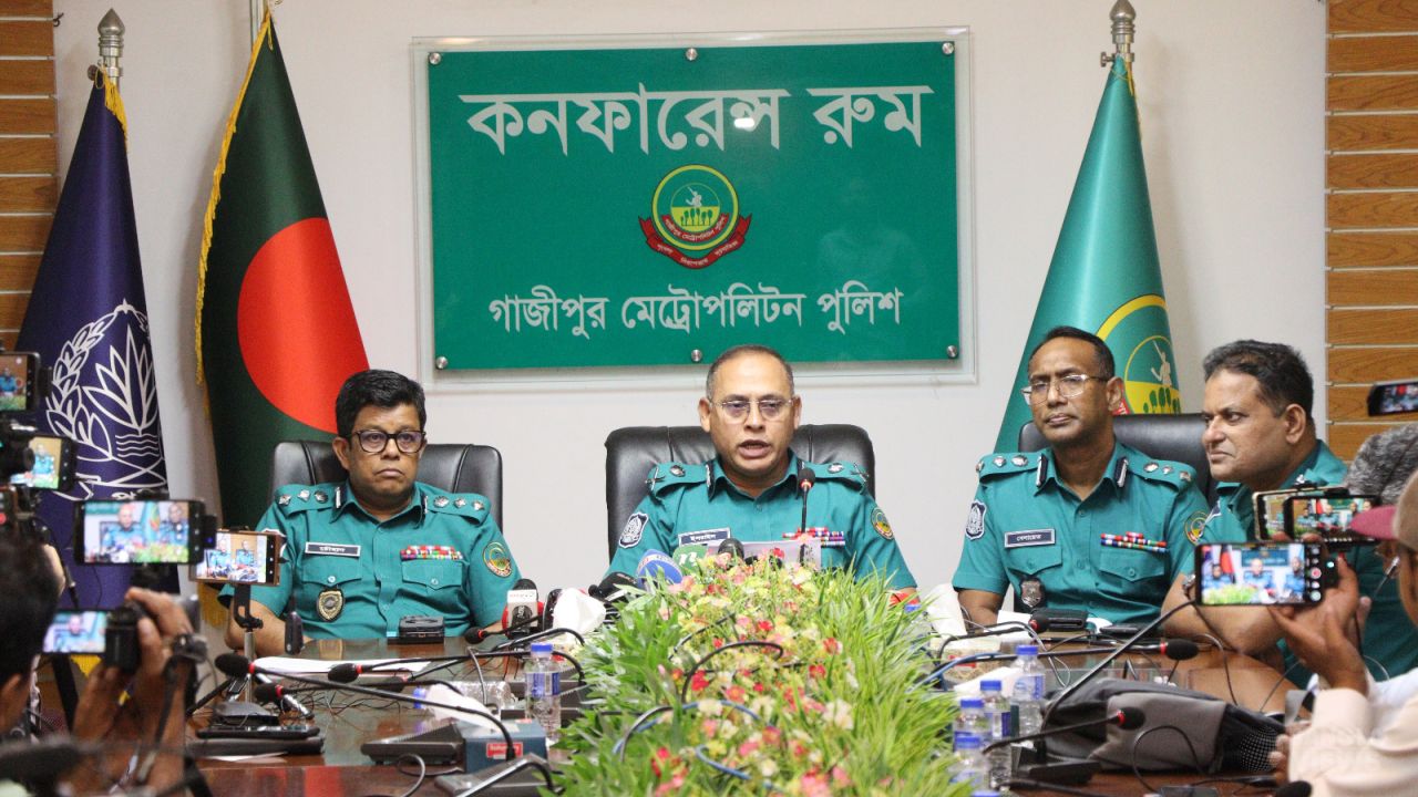 প্রিজন ভ্যান খুলে দেন এসআই প্রদীপ, প্রাইভেট কারে চলে যান পিচ্চি রাজা