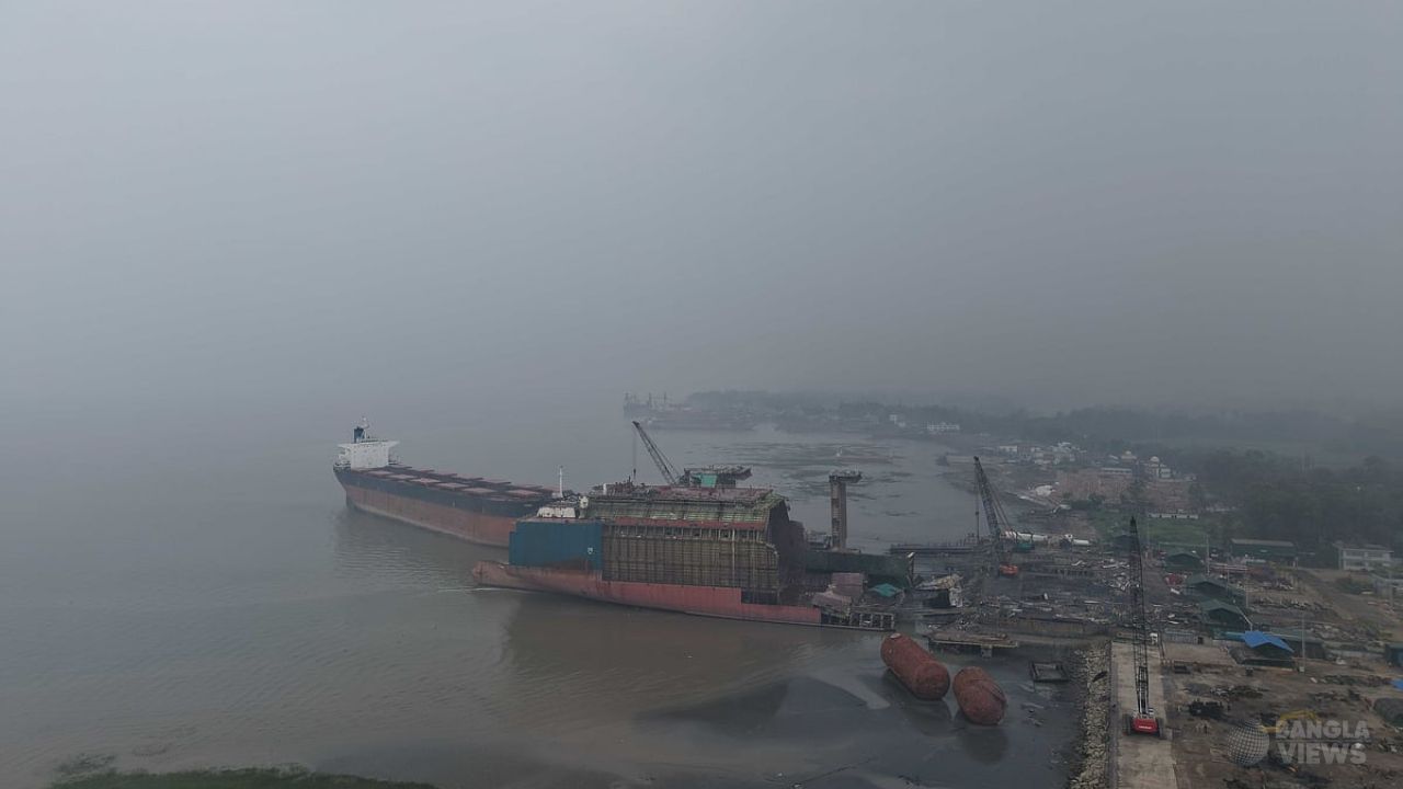 সীতাকুণ্ডে কুয়াশার মধ্যেও চলছে জাহাজ ভাঙার কাজ