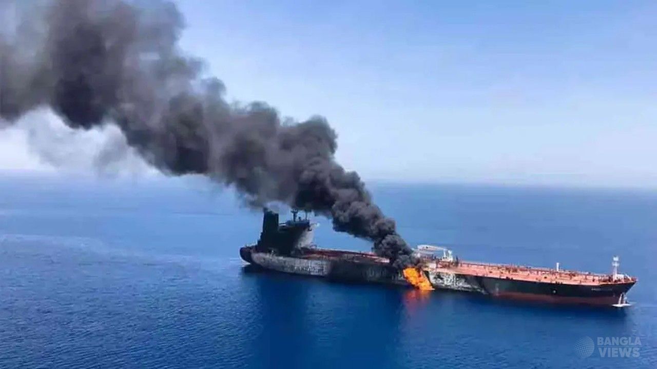 হরমুজ প্রণালীতে ট্যাংকারে ক্ষেপণাস্ত্র হামলা, আহত ১২
