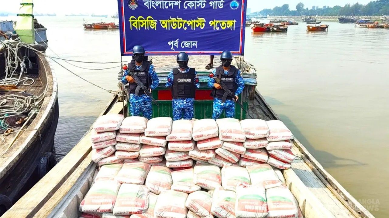 মিয়ানমারে পাচারের সময় ৪০ টন সিমেন্টসহ কার্গো বোট জব্দ