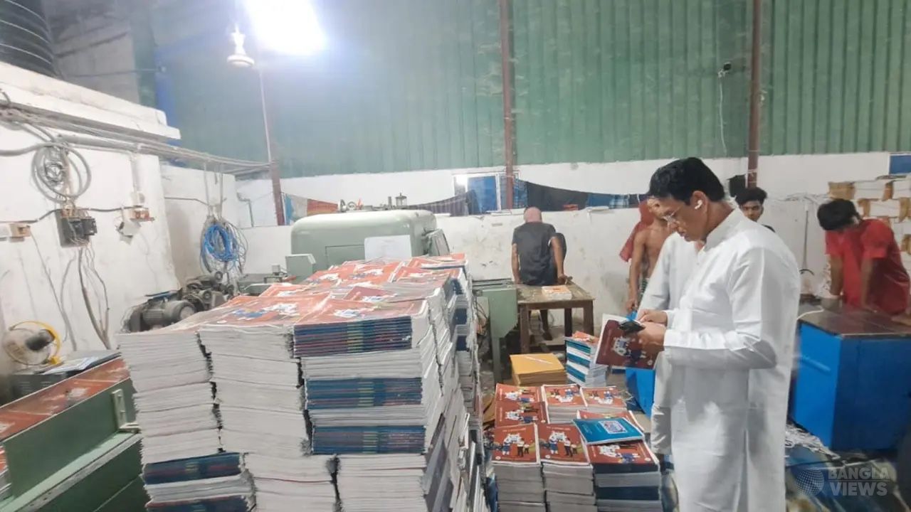 পাঠ্যবই ছাপার মান যাচাইয়ে প্রেসে শিক্ষামন্ত্রীর আকস্মিক পরিদর্শন