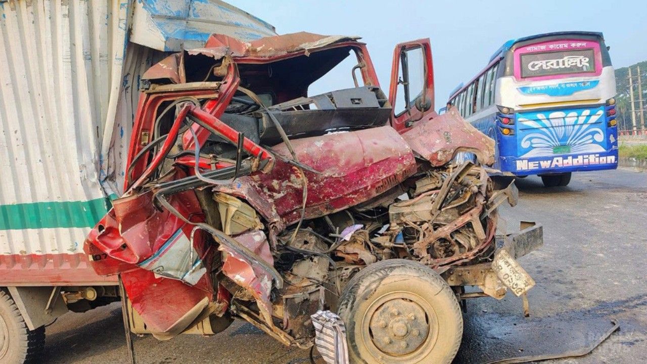 ধামরাইয়ে স্টাফ বাসের সঙ্গে সংঘর্ষে কাভার্ড ভ্যান চালক নিহত