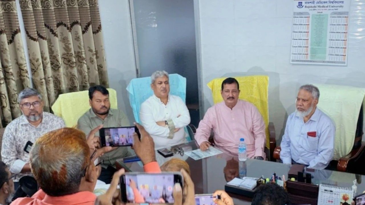  রামেবি উপাচার্যকে নিজ দপ্তরের চেয়ারে বসিয়ে দিলেন ভূমিমন্ত্রী