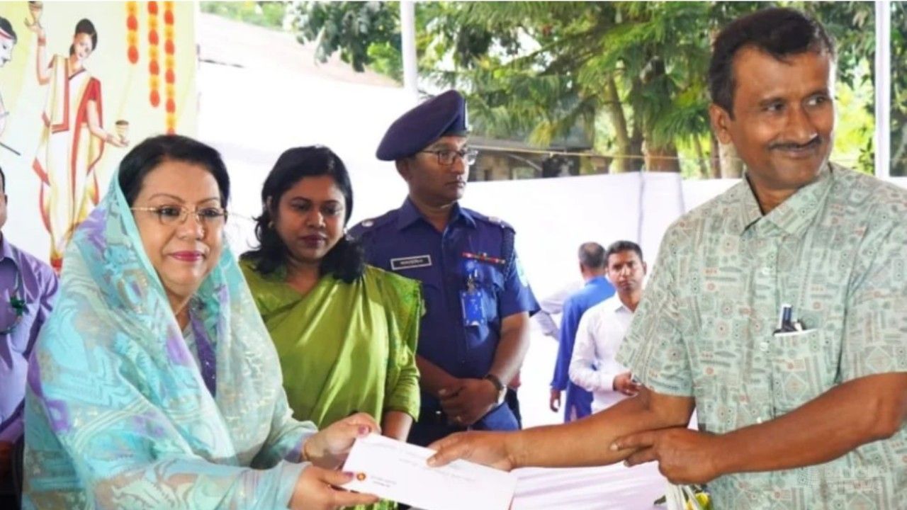 দুর্গাপূজা নির্বিঘ্ন করতে সবাইকে ঐক্যবদ্ধ থাকতে হবে: খাদ্যমন্ত্রী