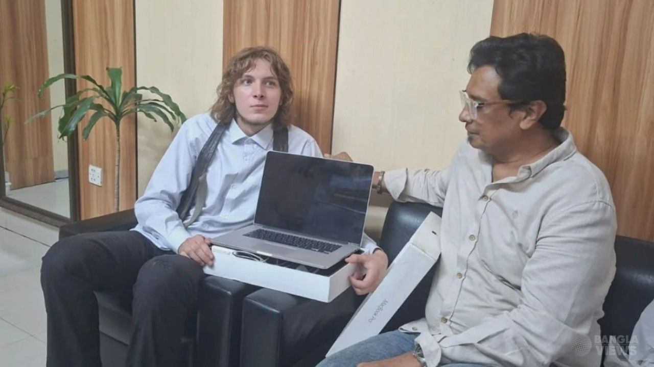ল্যাপটপ হারানো জার্মান পর্যটককে ম্যাকবুক উপহার