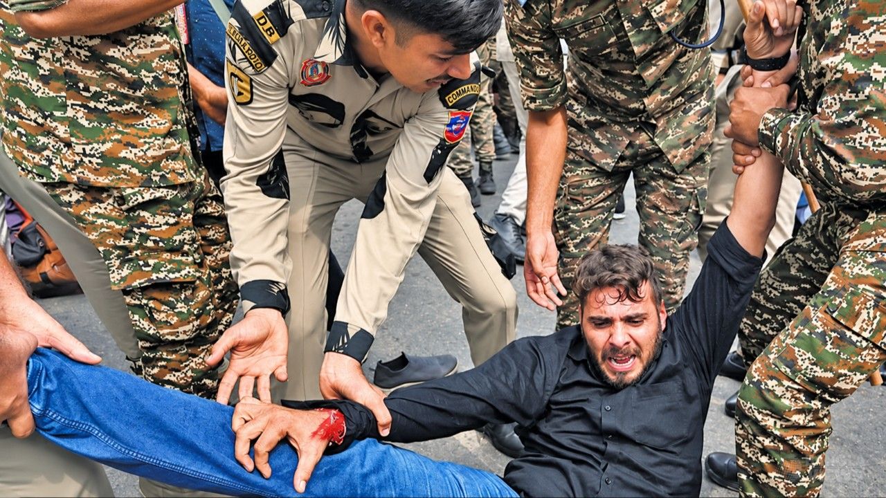 দিল্লিতে বিক্ষোভের খবর করতে গিয়ে ১২ সাংবাদিক আটক