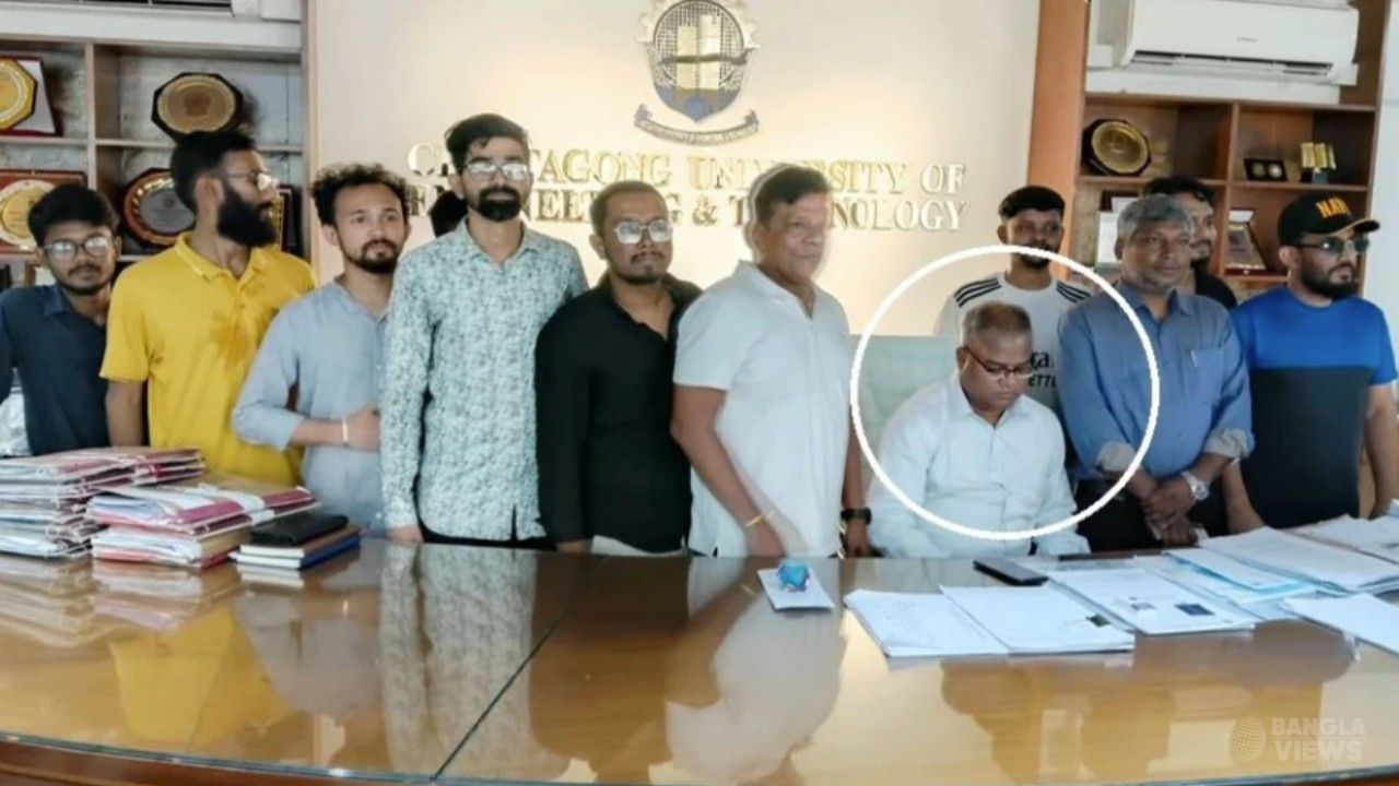 চুয়েটে অচলাবস্থার মধ্যে তালা ভেঙে ঢুকলেন নতুন উপাচার্য