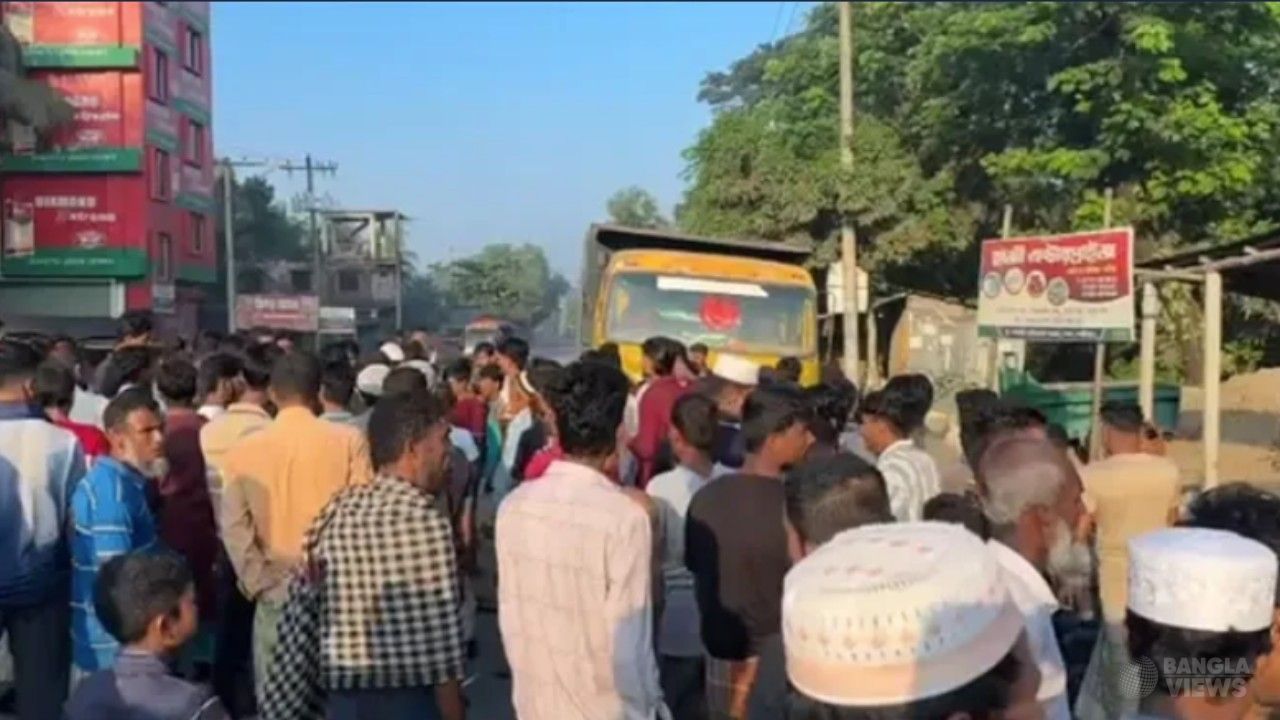 লক্ষ্মীপুরে ড্রাম-ট্রাকের চাপায় ভ্যানচালক নিহত, সড়ক অবরোধ
