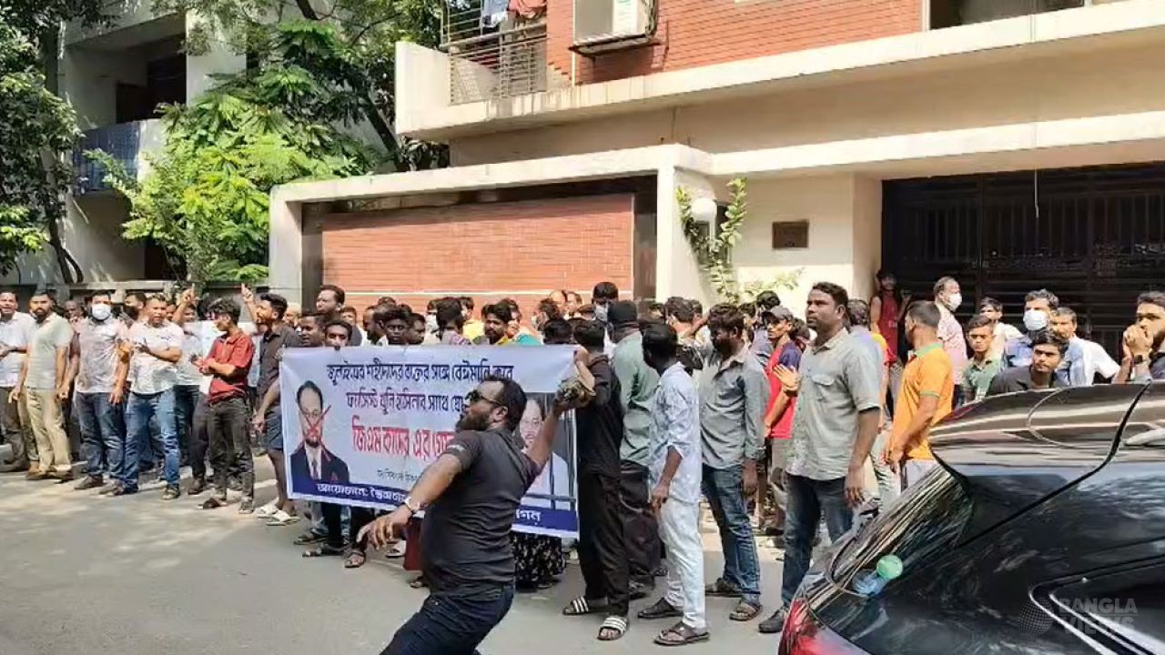জিএম কাদেরের গ্রেপ্তার দাবিতে উত্তরায় বাসভবনের সামনে বিক্ষোভ