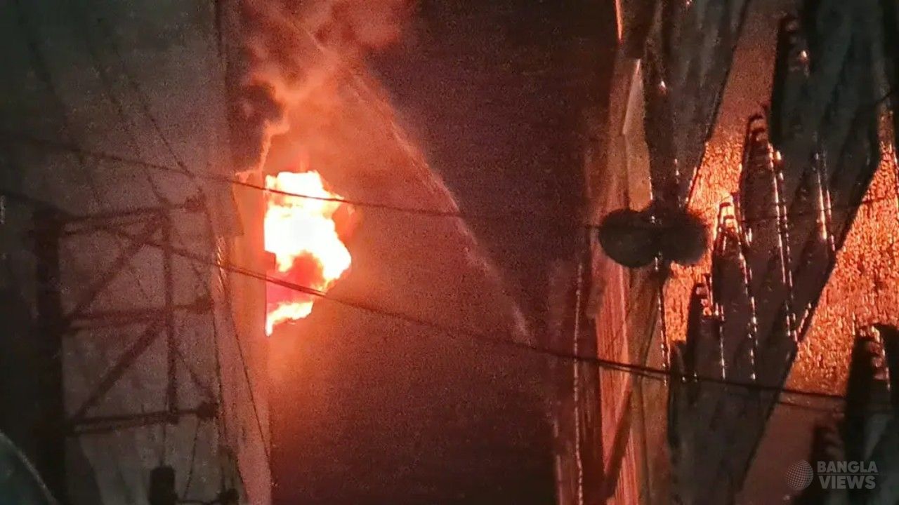 চকবাজারে আরেক ভবনে ছড়াল আগুন, নিয়ন্ত্রণে ৯ ইউনিট