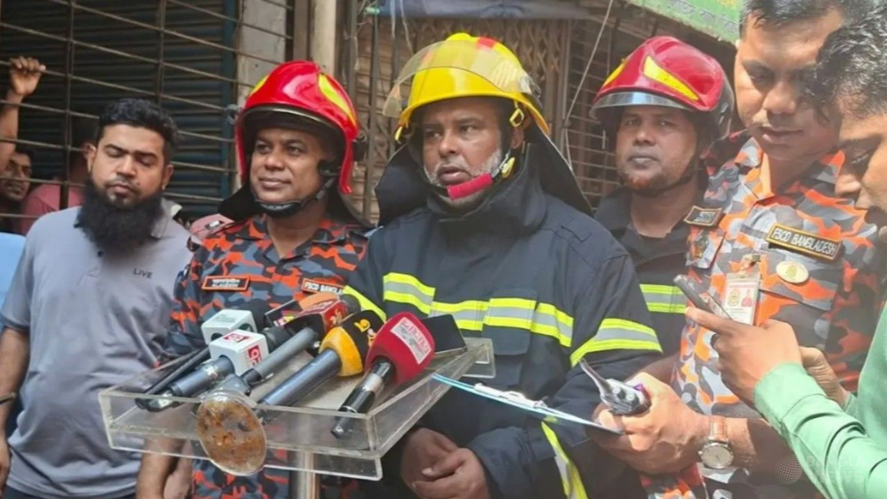 চকবাজার মনসুর খান প্লাজায় আগুনে ছয়তলা বেশি ক্ষতিগ্রস্ত হয়েছে