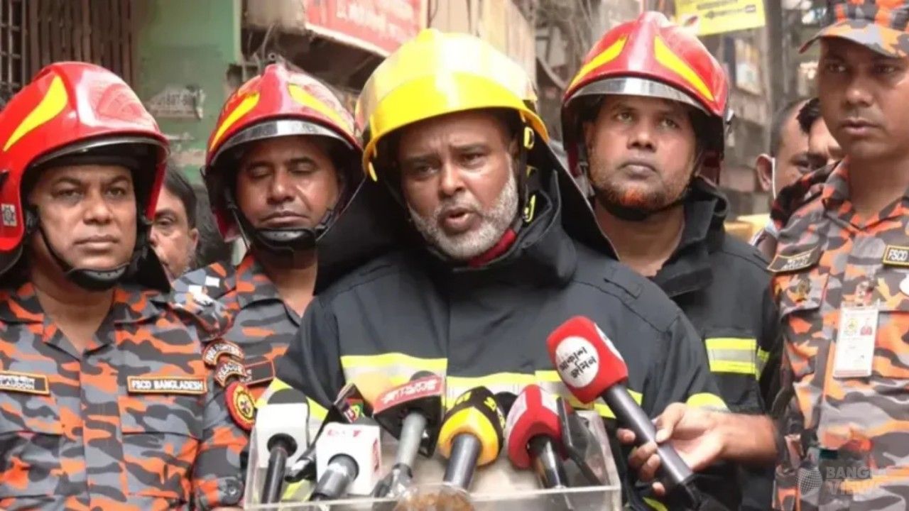 চকবাজারের আগুন নিভলেও চলছে পানি দেওয়ার কাজ: ফায়ার সার্ভিস