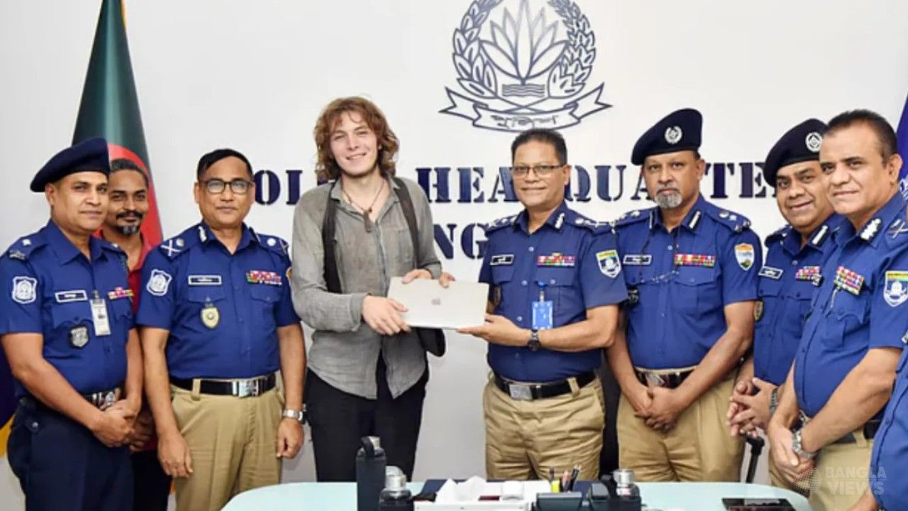 জার্মান পর্যটকের ল্যাপটপ উদ্ধার, নিজ হাতে ফেরালেন আইজিপি