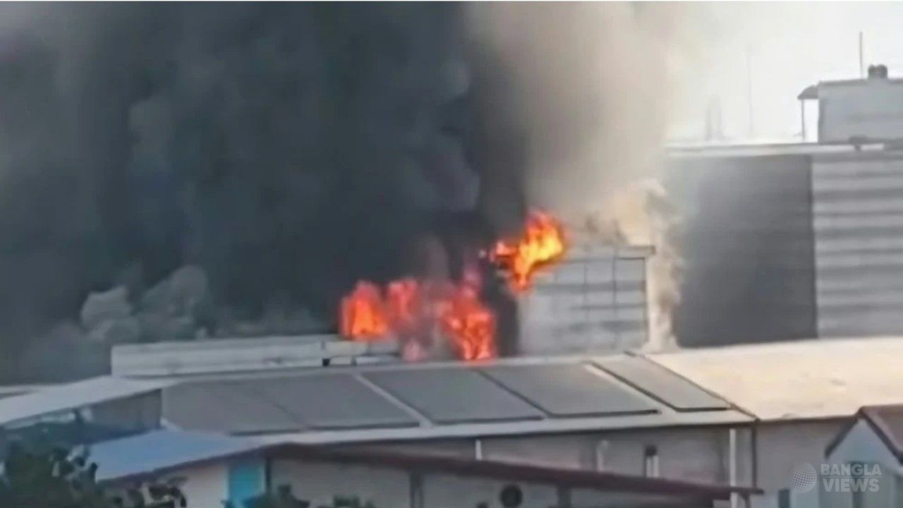 টঙ্গীতে ওষুধ কারখানায় ভয়াবহ আগুন, নিয়ন্ত্রণে কাজ করছে ১২ ইউনিট