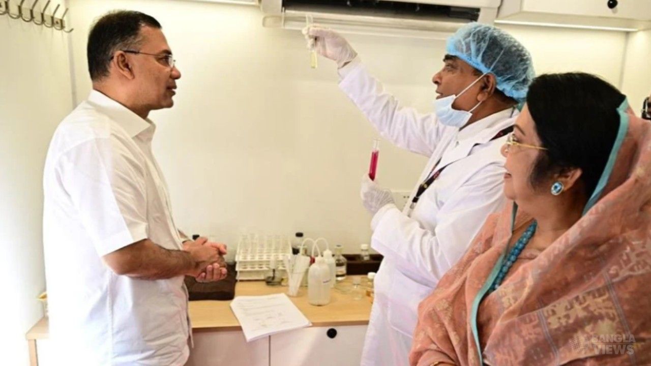 নিরাপদ খাদ্য পরীক্ষার ভ্রাম্যমাণ ল্যাব পরিদর্শন করলেন প্রধানমন্ত্রী
