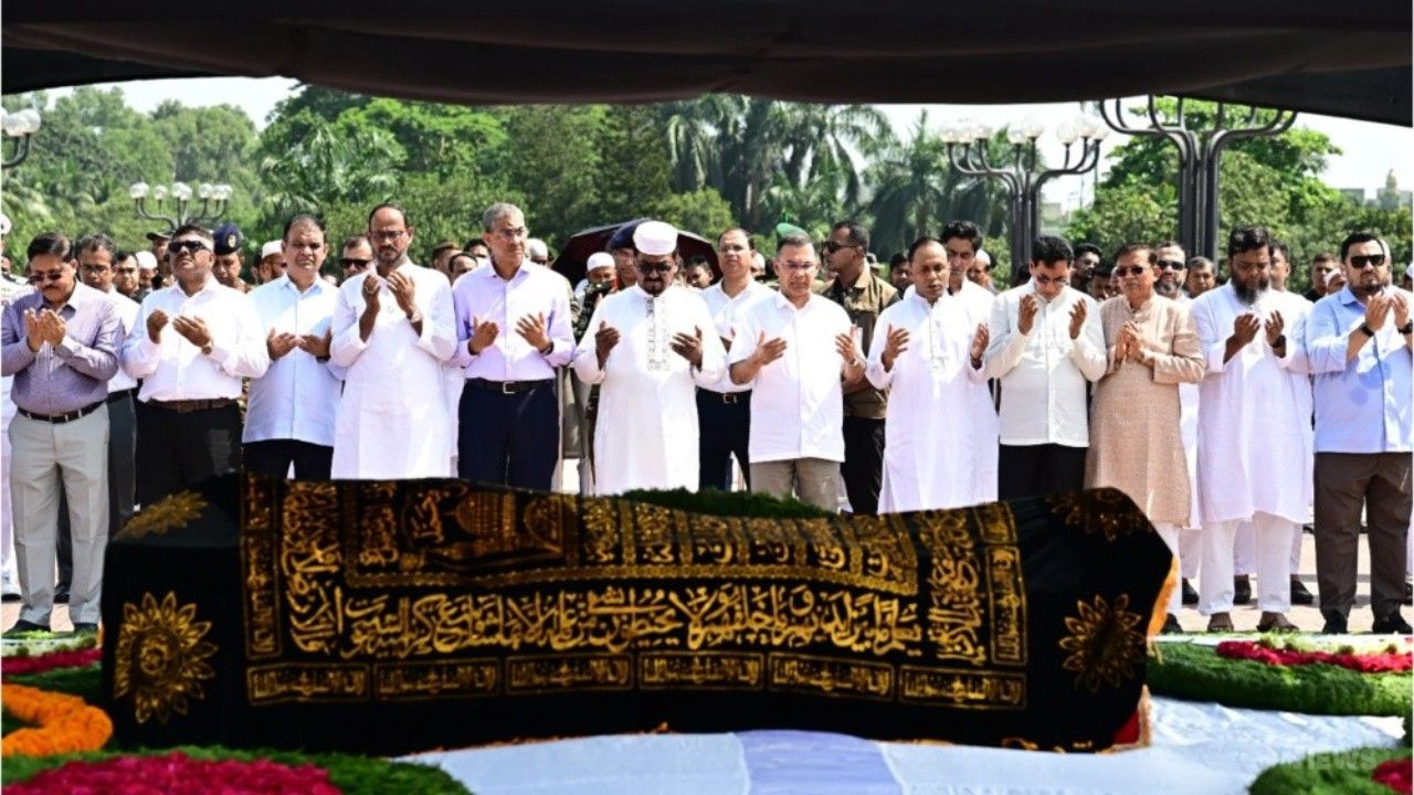 সংসদ ভবনে সালাহউদ্দিন আহমেদের জানাজায় প্রধানমন্ত্রী