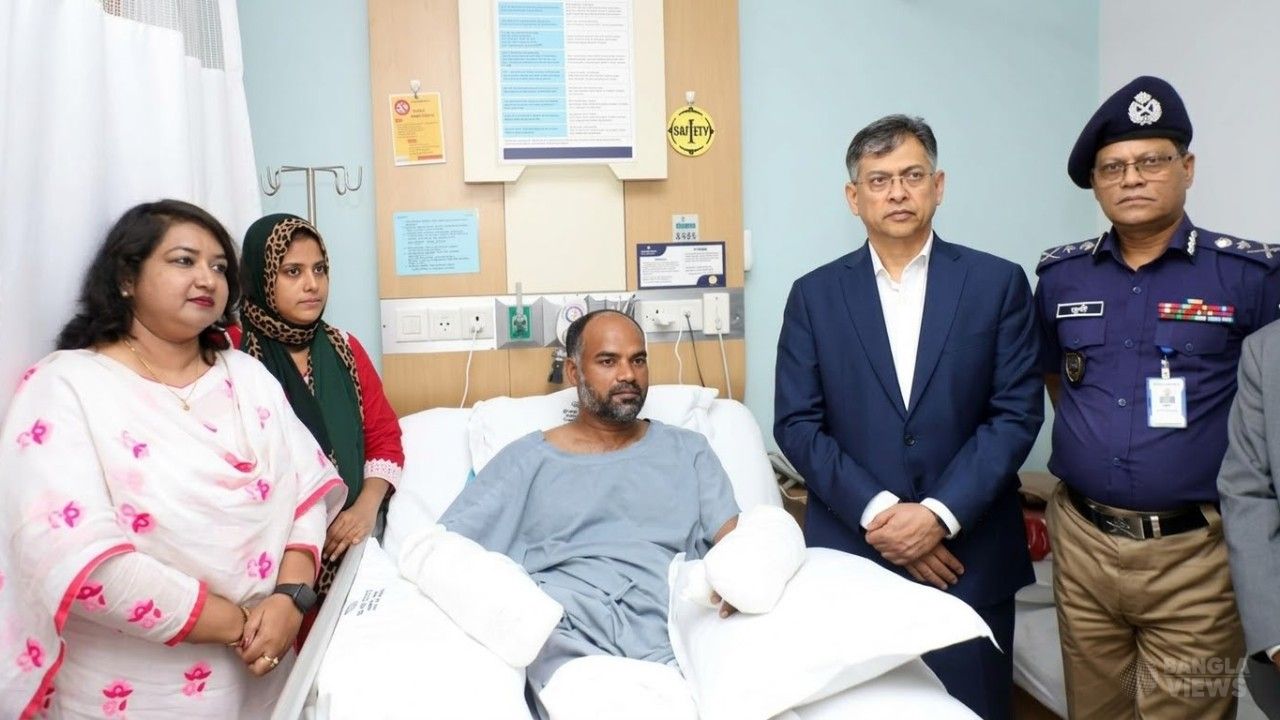 আ'হত পুলিশ পরিদর্শককে দেখতে এভারকেয়ার হাসপাতালে স্বরাষ্ট্রমন্ত্রী