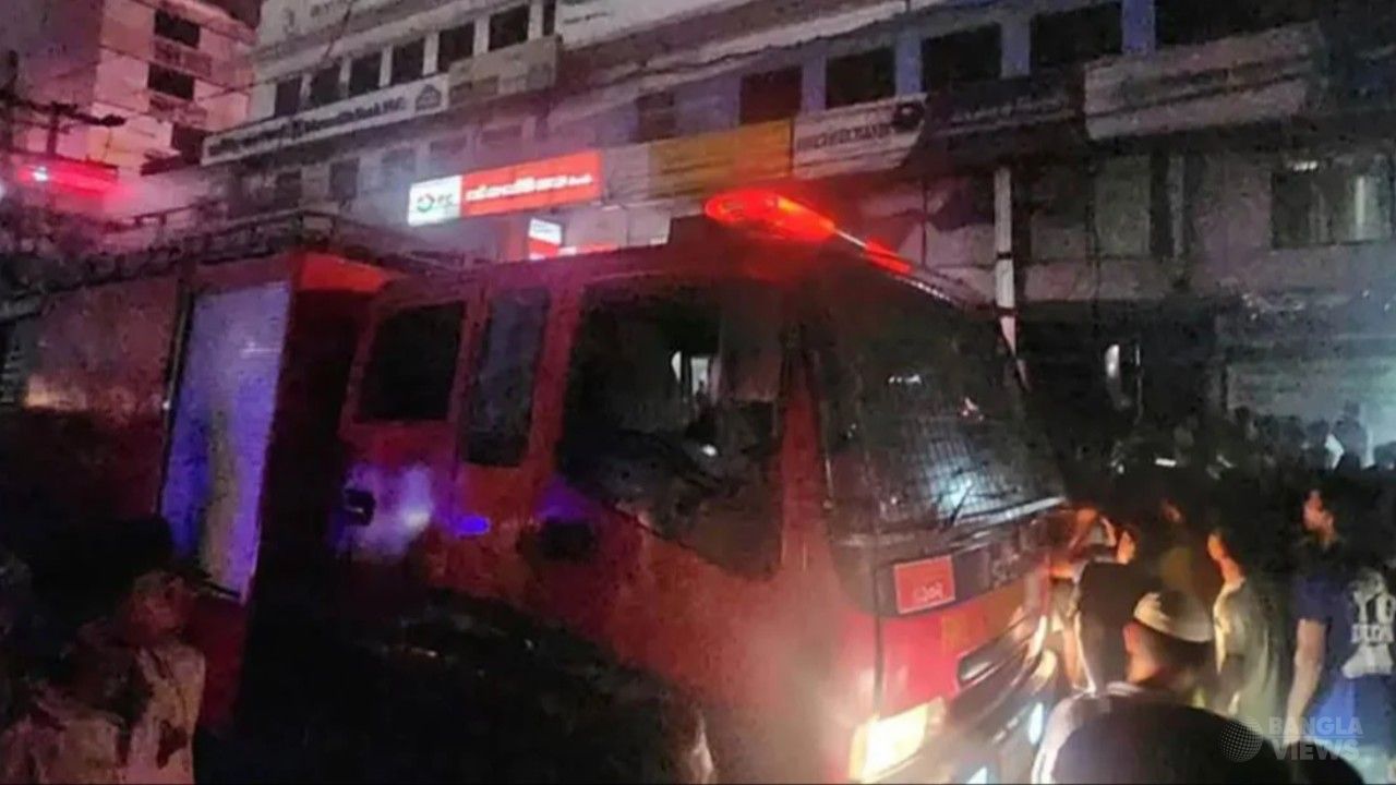 হেমায়েতপুরে সুপার মার্কেটে আগুন, ৫৫ মিনিটে নিয়ন্ত্রণে