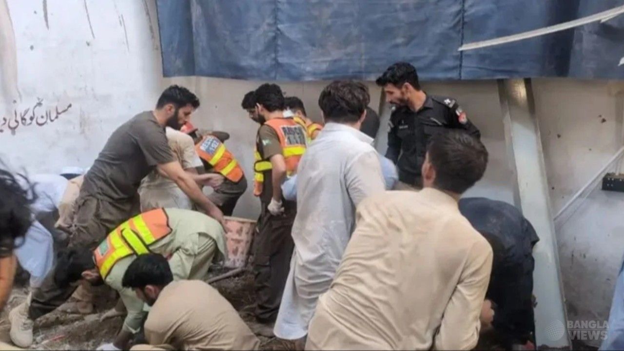পাকিস্তানে স্কুলের ছাদ ধসে ১৭ শিক্ষার্থীর মৃত্যু