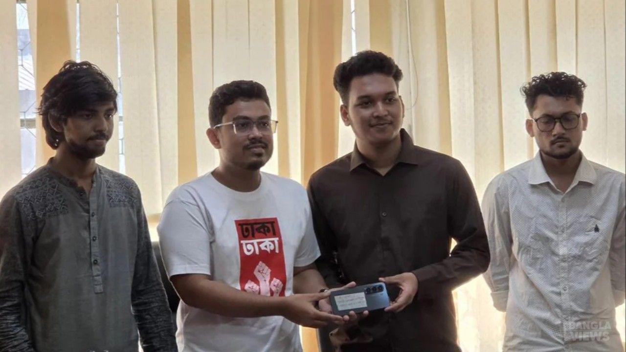 ডাকসুর উদ্যোগে চুরি হওয়া ফোন ফিরে পেলেন তিন শিক্ষার্থী