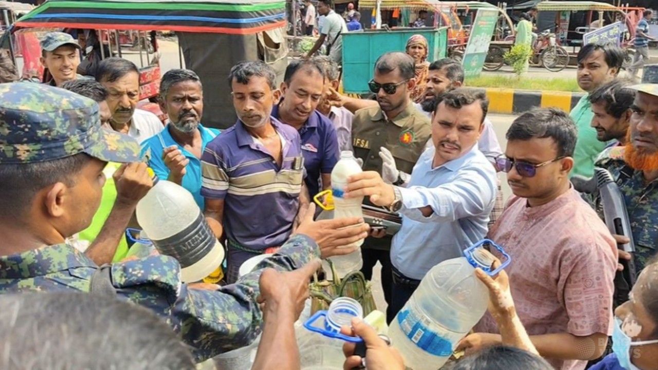 নড়াইলে দুধে রাসায়নিক মেশানোর দায়ে ড্রেনে বিনষ্ট, জরিমানা ২ হাজার