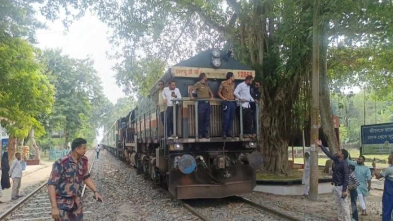 ভারত থেকে এলো ১৮ নতুন রেলকোচ