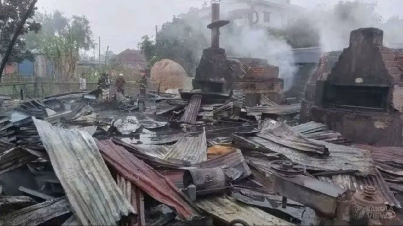 চাঁপাইনবাবগঞ্জে বিস্কুট কারখানায় আগুন, ক্ষতি ৩৫ লাখ টাকা