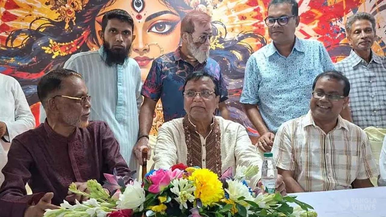 দুর্গাপূজার নিরাপত্তা দেখতে পল্টনের মন্দির পরিদর্শনে ডিএসসিসি প্রশাসক