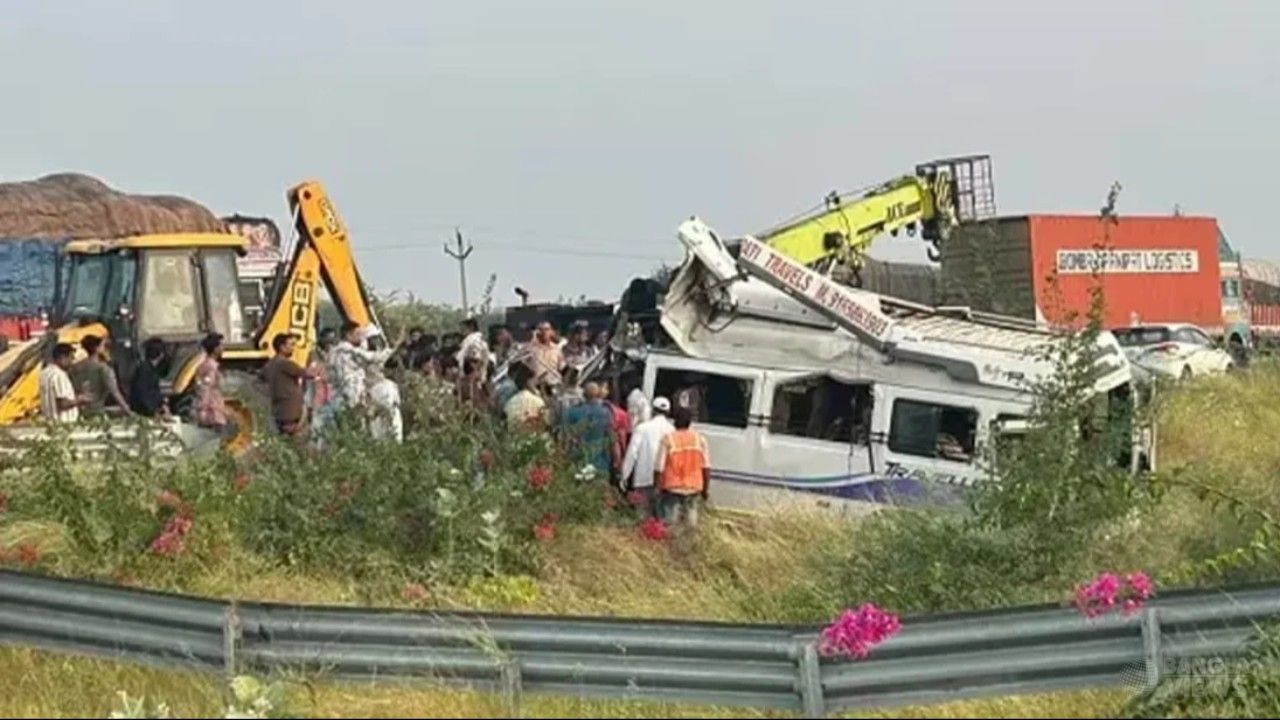 ভারতের এক্সপ্রেসওয়েতে মিনিবাস দুর্ঘটনায় নিহত ৮, আহত ৯
