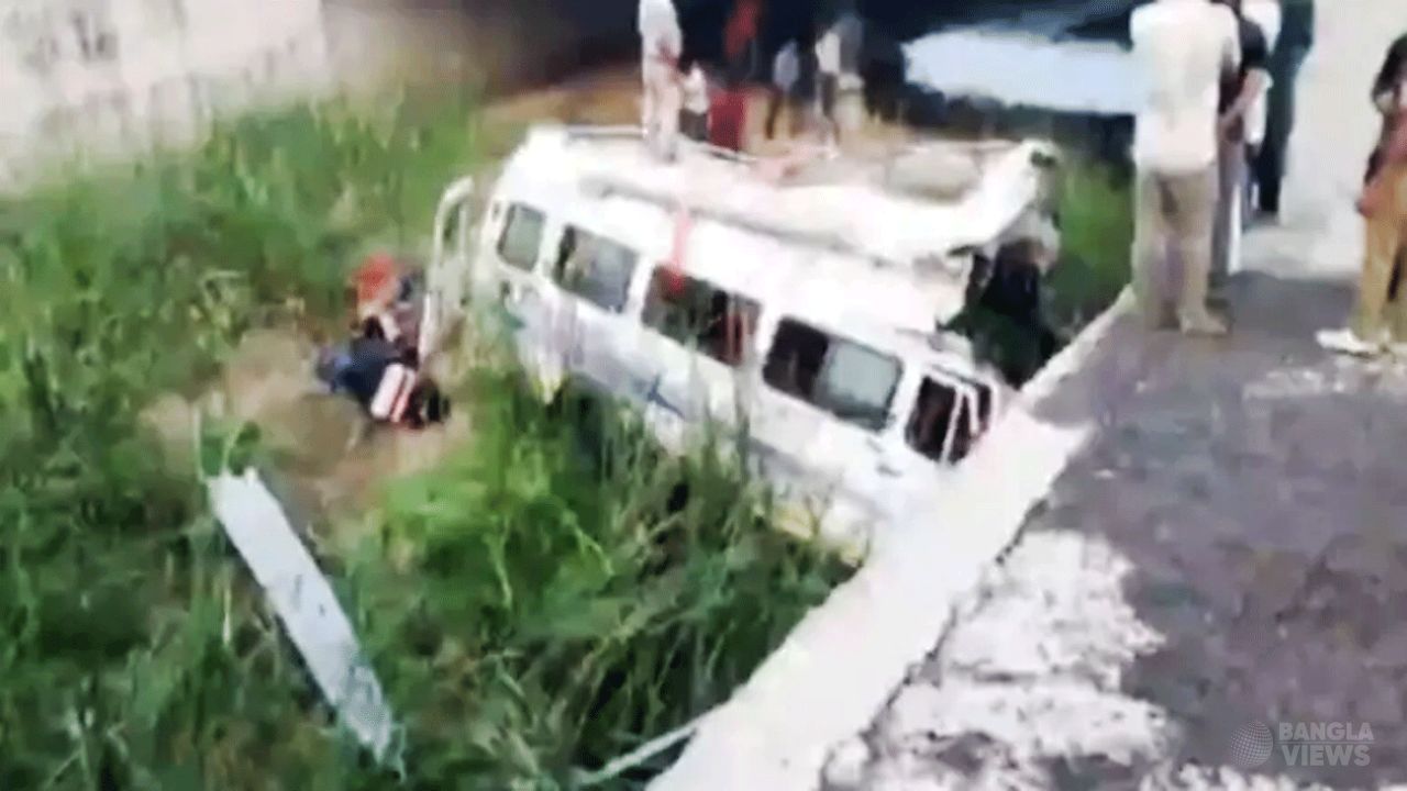 ভারতের রাজস্থানে বাস খাদে পড়ে ৫ নারীসহ নিহত ৮, আহত ১৭