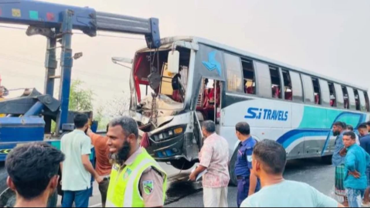 টাঙ্গাইলে বাস-পিকআপ-মোটরসাইকেলের সংঘর্ষে নিহত ২