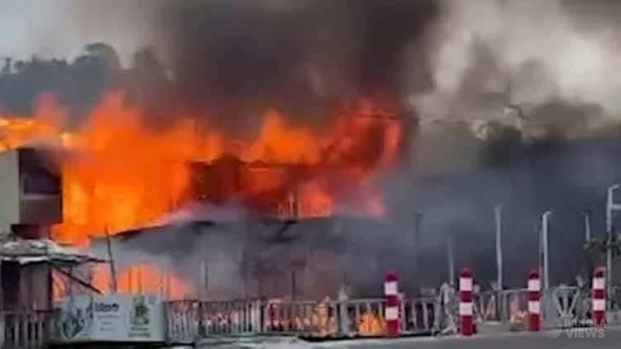 কক্সবাজারে ভয়াবহ অগ্নিকাণ্ডে ১০ মৃত্যু, ৮ জনই জবি শিক্ষার্থীদের স্বজন