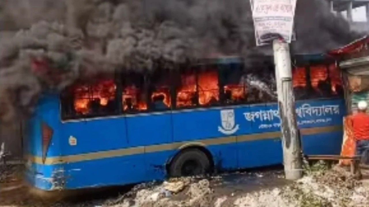 মেরামতের জন্য গ্যারেজে নেওয়া জবির বাসে অগ্নিকাণ্ড