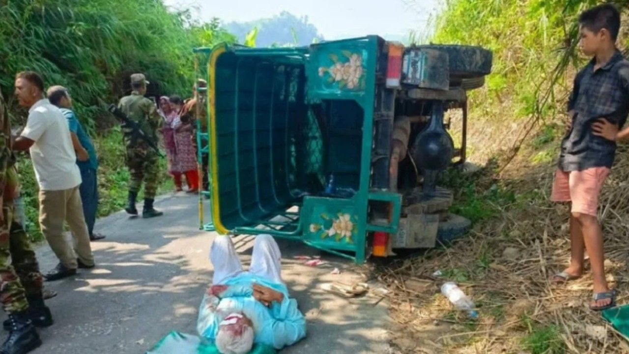 সাজেক থেকে ফেরার পথে পর্যটকবাহী জিপ উল্টে আহত ৭