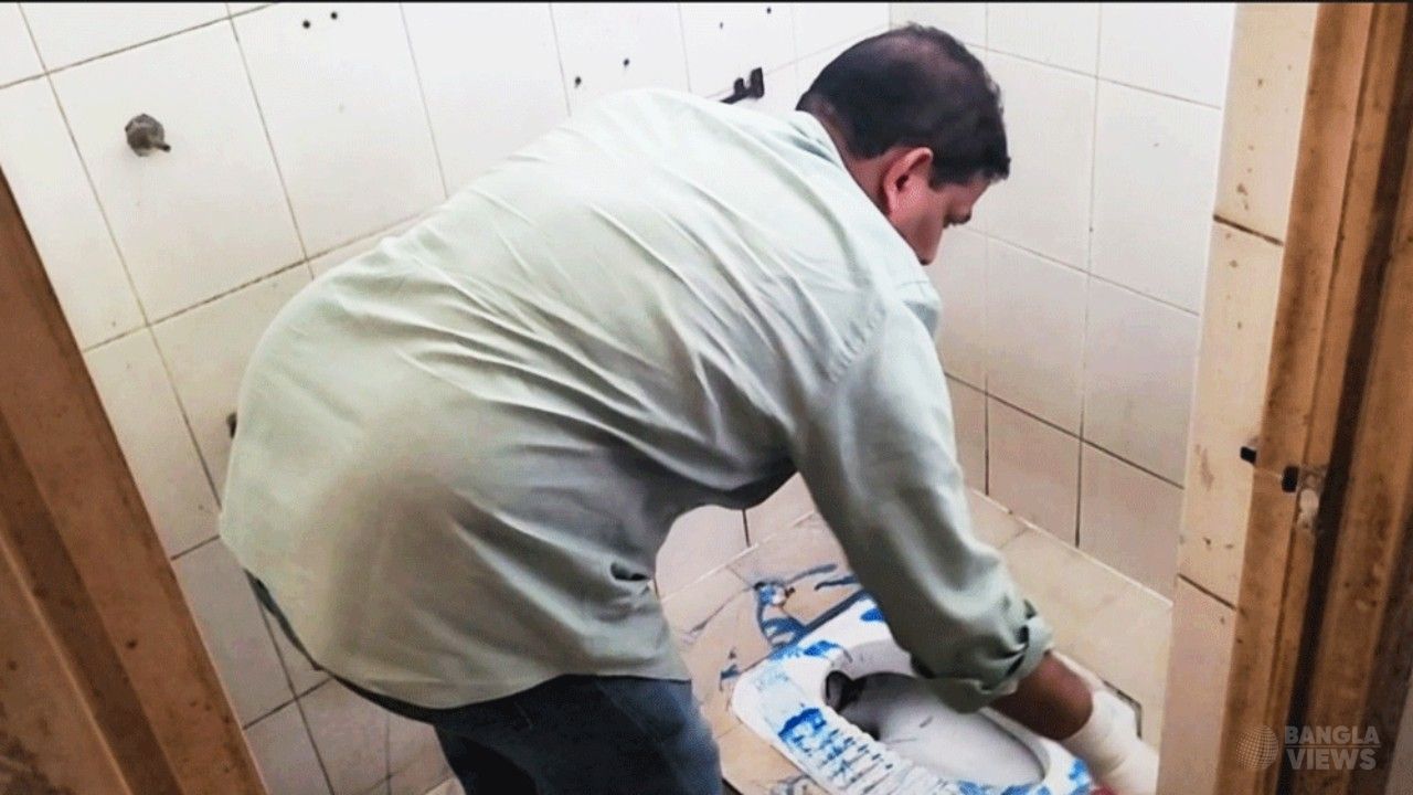 কালকিনি হাসপাতালে নিজ হাতে টয়লেট পরিষ্কার করলেন এমপি খোকন