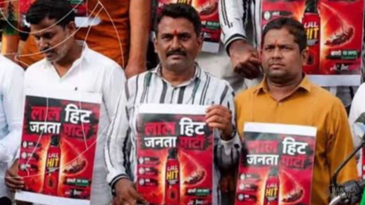 দিল্লিতে ‘ককরোচ জনতা পার্টি’র বিরোধিতায় ‘লাল হিট জনতা পার্টি’
