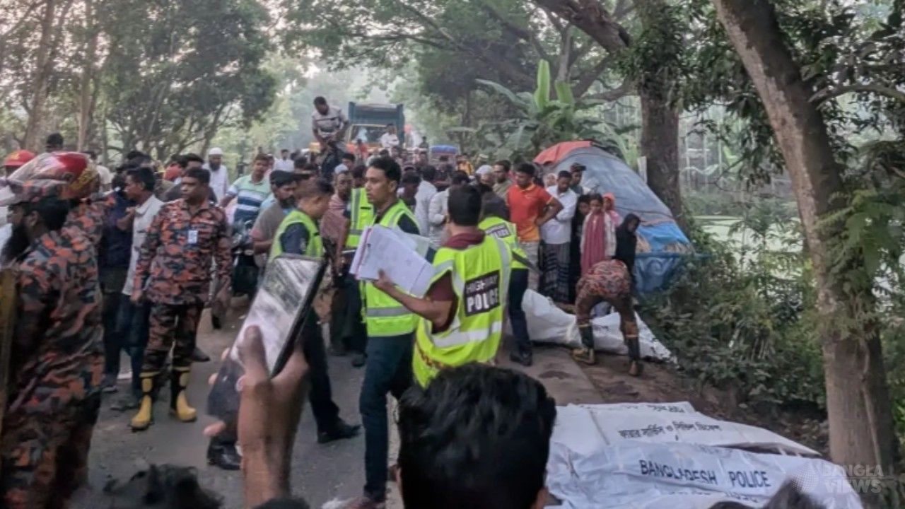 নাটোরে বাস-ট্রাক সংঘর্ষে নিহত ১০