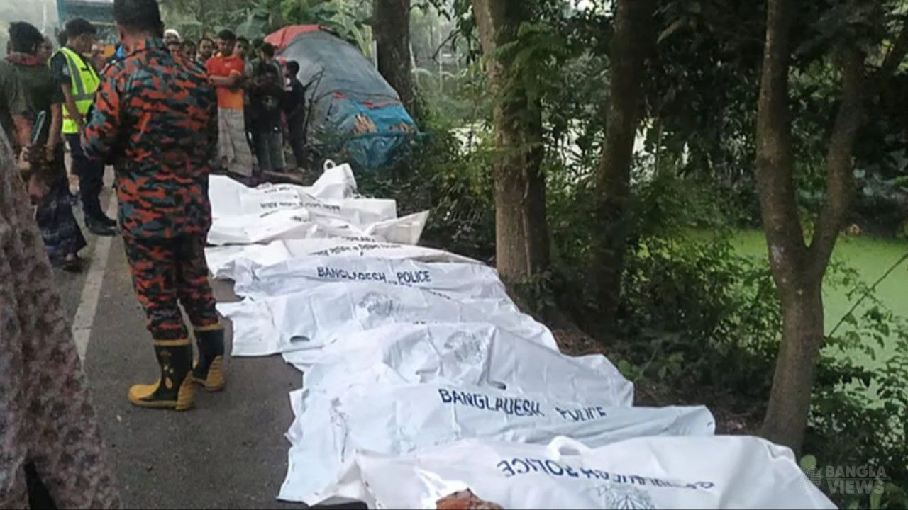 নাটোরের বনপাড়ায় বাস-ট্রাক সং'ঘর্ষে নি'হত বেড়ে ১৪