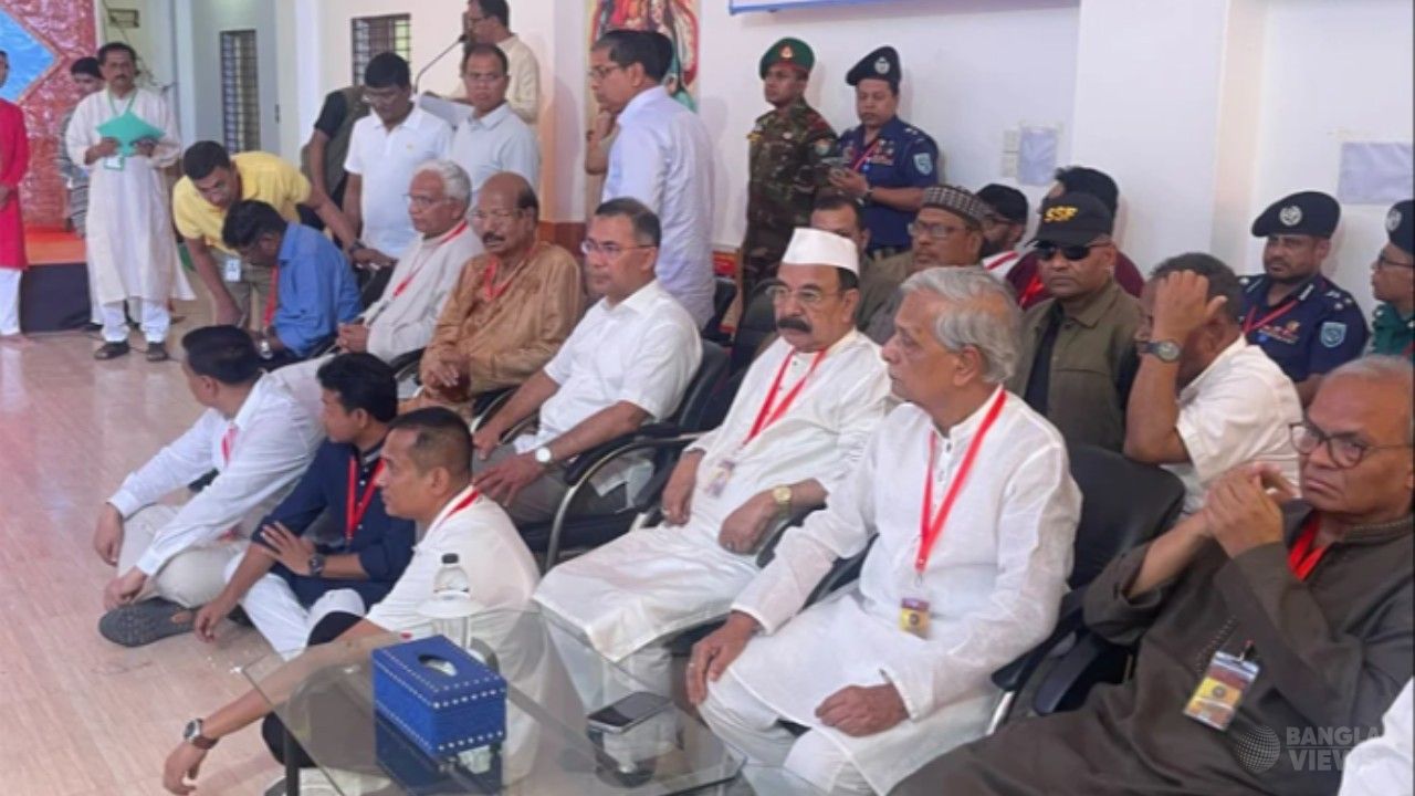 রংপুরের ঐতিহ্যবাহী রাধা গোবিন্দ মন্দির মণ্ডপ পরিদর্শন করলেন প্রধানমন্ত্রী