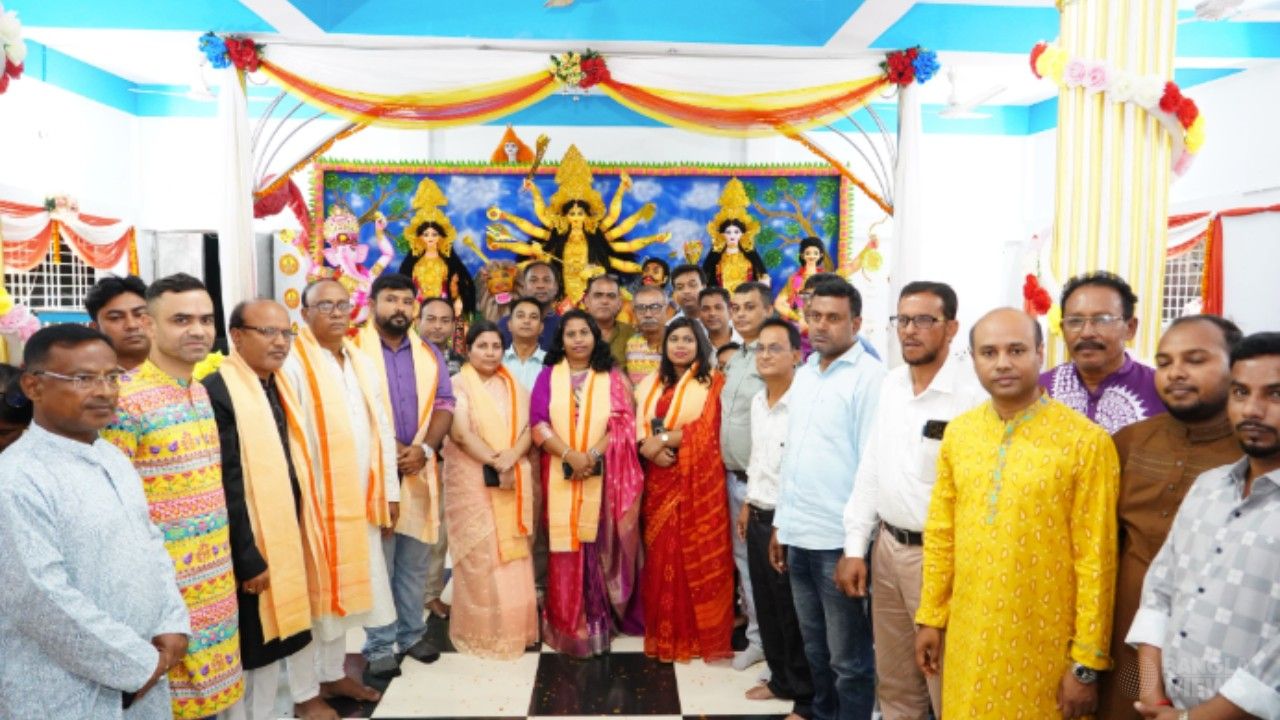 চুয়াডাঙ্গায় উৎসবমুখর পরিবেশে দুর্গাপূজা, মণ্ডপ পরিদর্শন করলেন ডিসি ও এসপি