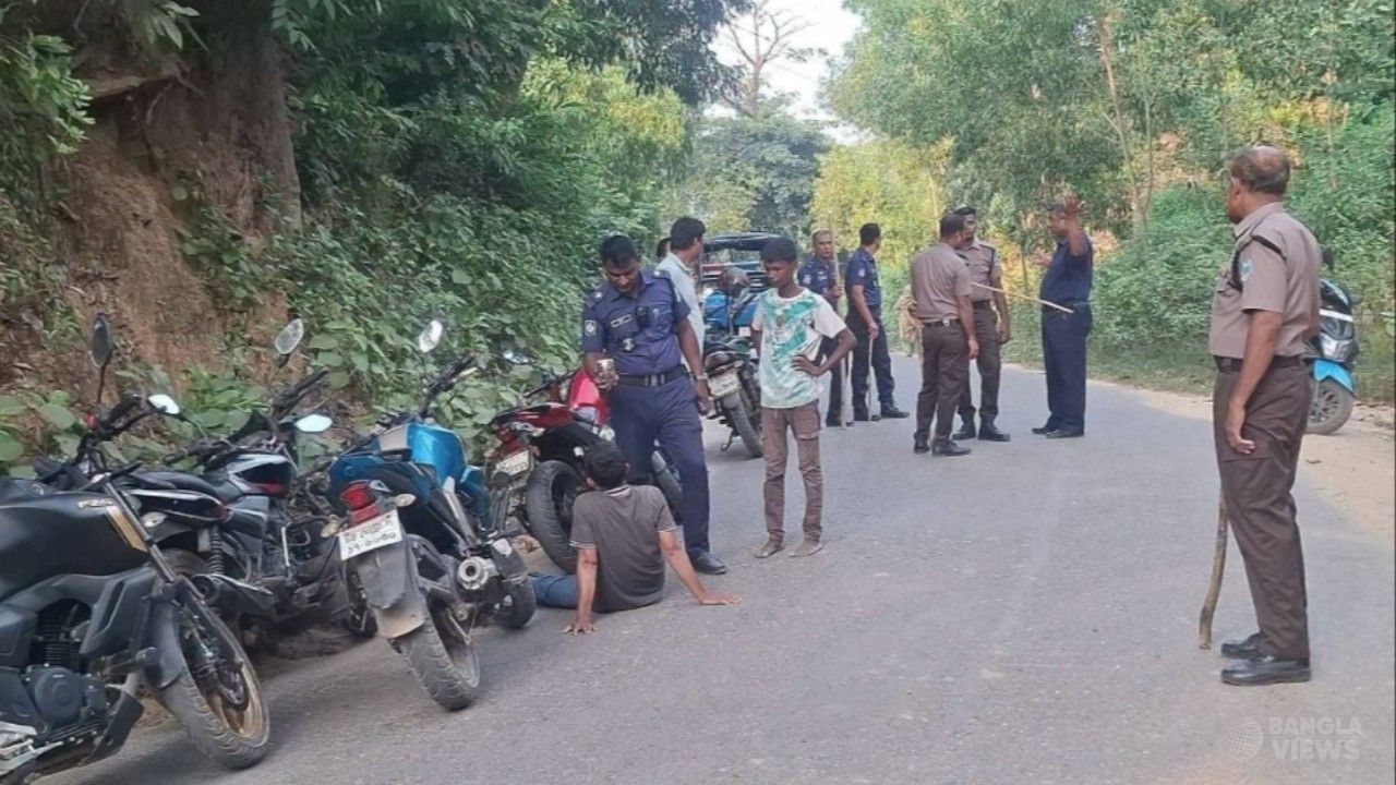 কক্সবাজারে দিনদুপুরে যানবাহন থামিয়ে ডাকাতি