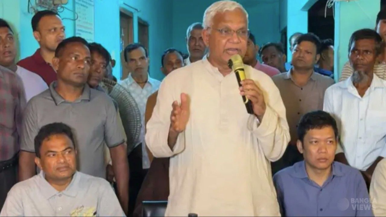 আমরা সবাই বাংলাদেশের মানুষ: মণ্ডপ পরিদর্শনে সমাজকল্যাণমন্ত্রী