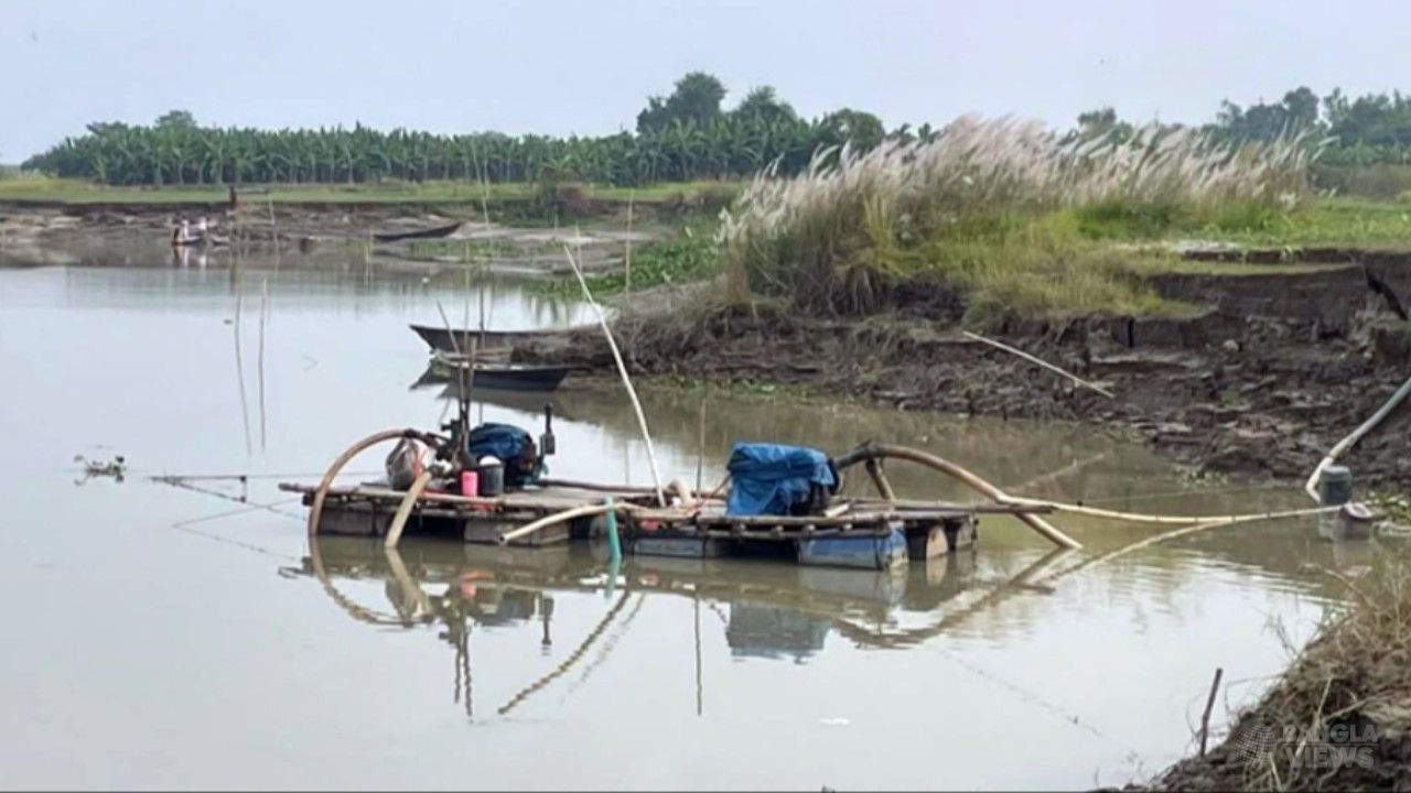 প্রকাশ্যেই সরকারি খাল থেকে ড্রেজারে বালু উত্তোলন, হুমকিতে কৃষিজমি