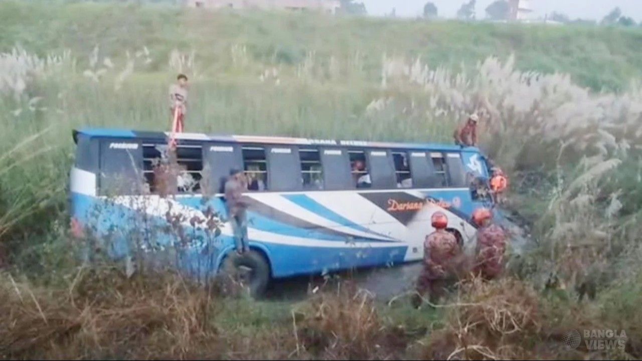 কাভার্ড ভ্যানকে ওভারটেক করতে গিয়ে খাদে বাস, নিহত ৩
