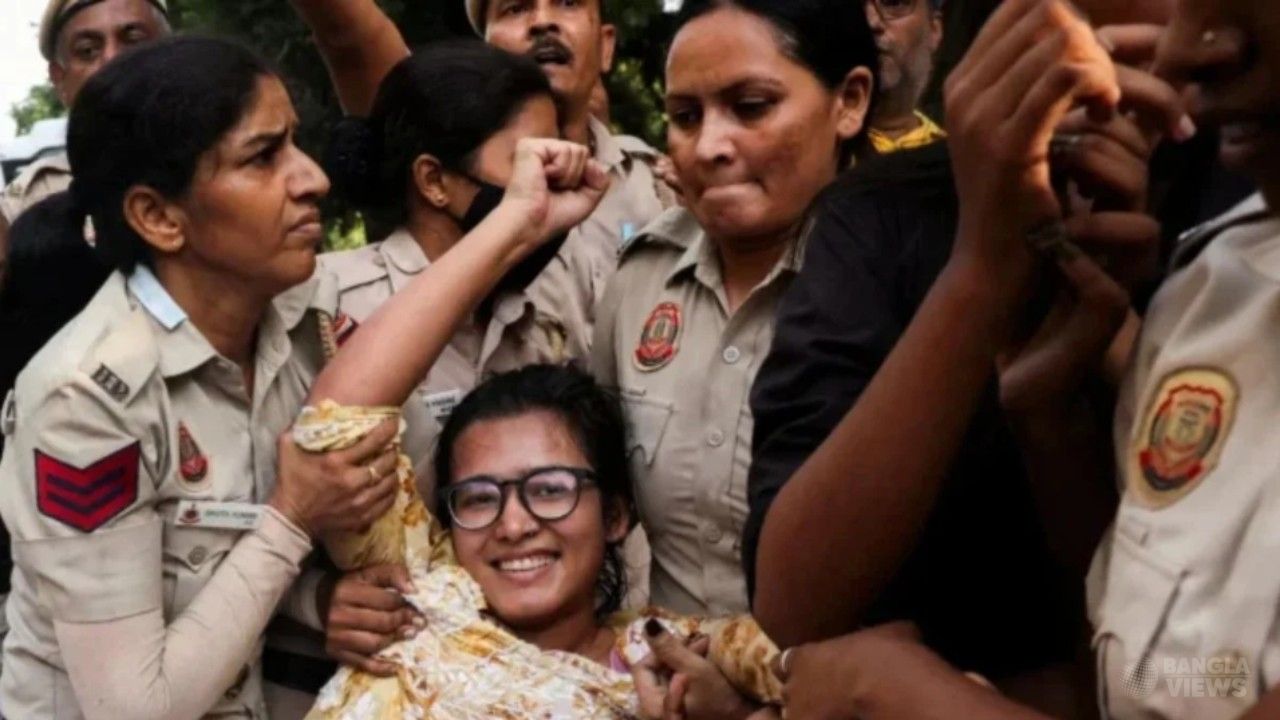 দিল্লি পুলিশের শান্তি মুচলেকায় অস্বীকৃতি ছাত্রনেত্রী নেহা বোরার