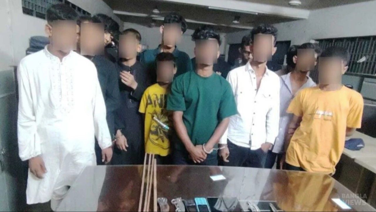 মোহাম্মদপুরে দেশীয় অস্ত্রসহ নারী-কিশোরসহ ১৩ ছিনতাইকারী গ্রেফতার
