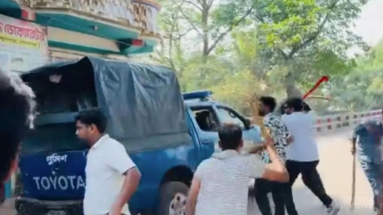 নিষিদ্ধ যুবলীগ-ছাত্রলীগের মিছিল থেকে পুলিশের ওপর হামলা